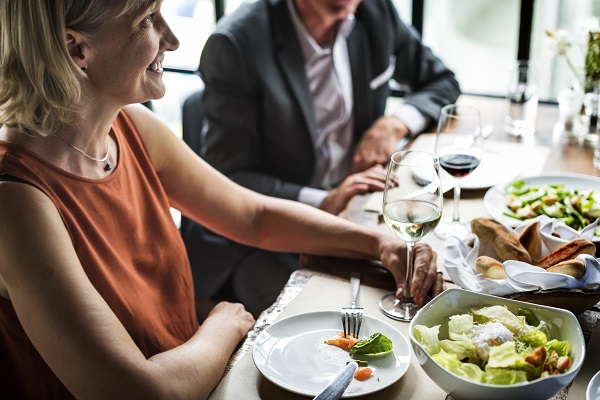 Colleghi passano assieme la loro pausa pranzo.