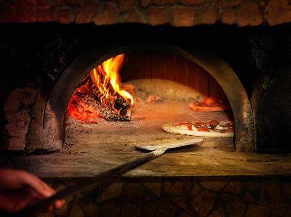 La nostra è una pizzeria a Legnano con forno a legna.