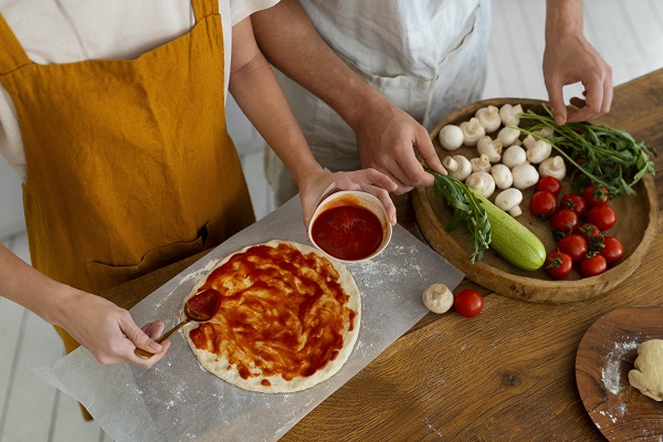 Cucinare la pizza fatta in casa.