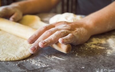 Imparare dall’esperto: tecniche per stendere l’impasto come un pizzaiolo professionista