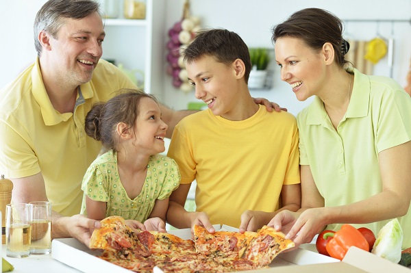 Una pizza mangiata in famiglia.